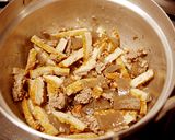 栗と挽肉とコンニャクとさつま揚げの煮物作り方3写真