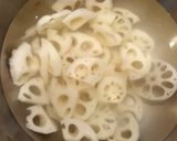 豚バラ肉と蓮根の胡麻味噌炒め。作り方2写真