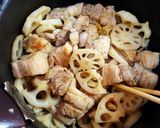 豚バラ肉と蓮根の胡麻味噌炒め。作り方5写真