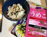 お茶漬けにうめこ（カリカリ梅）をパラパラ作り方3写真