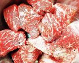 煮込むだけ簡単カレー肉の赤ワイン煮込み作り方1写真