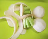 使い切り、かぶの茎と皮のピリ辛中華炒め作り方1写真