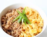 炒り卵と鶏そぼろで、旨っ！な【そぼろ丼】作り方1写真