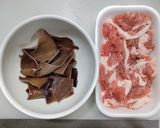 菜の花とキクラゲに豚こま肉のからし炒め作り方1写真
