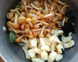 なめことワカメの味噌汁♪ツルツル食感！作り方2写真