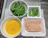 鳥ひき肉とニラのあんかけ玉子丼作り方1写真