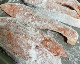 簡単10分！きのこと鮭の照り焼きガリバタ作り方1写真