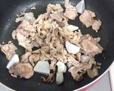 ご飯が進む♬豚こま肉と里芋のガリバタ炒め作り方5写真