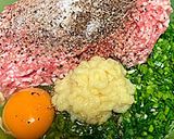 薬味たっぷり！竹炭餃子作り方1写真