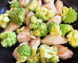 カリフラワーとささみのバターしょう油炒め作り方3写真
