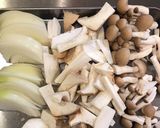 牛薄切り肉ときのこのピリ辛味噌炒め作り方1写真