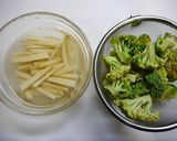 簡単！お味噌汁☆ブロッコリー＆薩摩芋作り方1写真