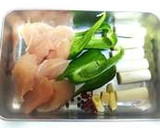 鶏肉とピーマンと和葱のアヒージョ作り方1写真