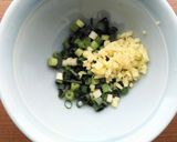 ゆで鶏・薬味たっぷり香味ソースをかけて♪作り方1写真
