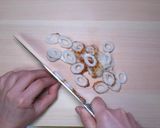 豆苗とじゃこちくわのごまポン酢炒め作り方1写真
