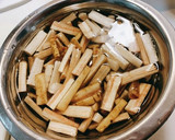 鶏そぼろとごぼうの旨味たっぷりパスタ作り方1写真