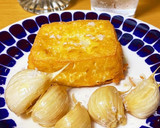 木綿豆腐で揚げたて厚揚げとにんにく素揚げ作り方3写真