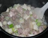 鶏と根野菜のごま味噌汁作り方2写真