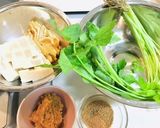 油揚げと豆腐と三つ葉のお味噌汁作り方1写真