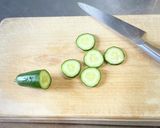輪切りの胡瓜を並べたら はらぺこ青虫🐛作り方1写真