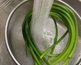春菊と豚バラ肉のオイスターソース炒め作り方3写真