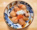 鳥手羽元に大根と人参と冷凍里芋の味噌煮作り方4写真