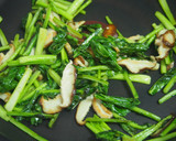 節約♪栄養満点！かぶの葉と椎茸の炒め物！作り方3写真