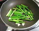 *にんにくの芽と餃子のトマト絡め*作り方1写真