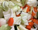 たっぷり野菜と豚ミンチのトマトスープ作り方1写真