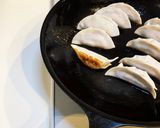 冷凍米粉餃子を鉄のフライパンで焼く作り方5写真