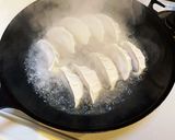 冷凍米粉餃子を鉄のフライパンで焼く作り方6写真