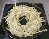節約簡単ズボラ飯　もやしon目玉焼き作り方2写真