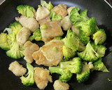 鶏むね肉とブロッコリーの焦がしマヨ醤油作り方4写真
