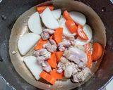 鳥もも肉に大根と人参と冷凍里芋の煮物作り方2写真