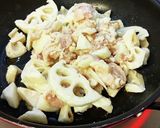 黒酢で鶏背肉にレンコン&にんじん。作り方4写真