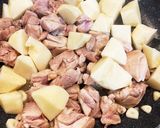 鶏肉とじゃがいもの味噌にんにくバター作り方2写真
