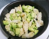 鶏肉とアボカドのみそだれ炒め作り方2写真