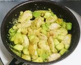 鶏肉とアボカドのみそだれ炒め作り方3写真