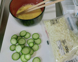 きゅうりと卵とチーズのマヨトマバジル丼作り方1写真