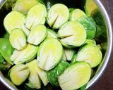 芽キャベツと油揚げのにんにく醤油炒め作り方2写真