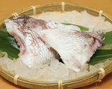 割る作業もイベント！鯛の塩釜焼き作り方1写真