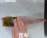 割る作業もイベント！鯛の塩釜焼き作り方4写真