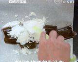 割る作業もイベント！鯛の塩釜焼き作り方5写真