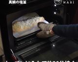 割る作業もイベント！鯛の塩釜焼き作り方6写真