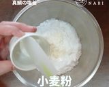 割る作業もイベント！鯛の塩釜焼き作り方3写真