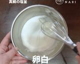 割る作業もイベント！鯛の塩釜焼き作り方2写真