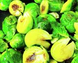 芽キャベツと油揚げのにんにく醤油炒め作り方4写真
