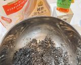 材料3つ　オートミールの黒ゴマクッキー作り方2写真