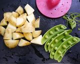 簡単！新じゃがスナップエンドウのお味噌汁作り方1写真