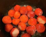 ヨーグルトに♫果肉ゴロゴロいちごのソース作り方1写真